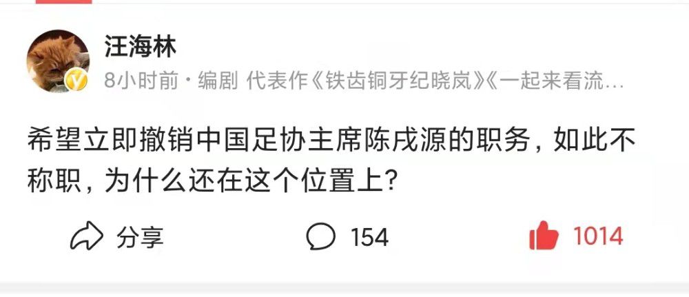 第82分钟，莱奥左路传中，约维奇头球攻门被科斯蒂尔扑出，随后他近距离补射直接踢到科斯蒂尔身上弹出。